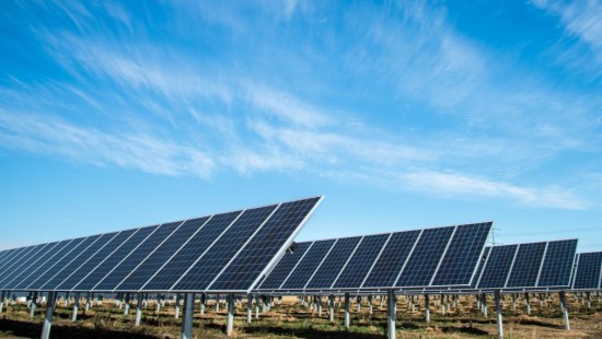 iDPRT iK4 စက်မှုဘားကုဒ်ပရင်တာ- နေရောင်ခြည်စွမ်းအင်သုံး Photovoltaic လုပ်ငန်းအတွက် ယုံကြည်စိတ်ချရသော ပုံနှိပ်ခြင်းဖြေရှင်းချက်
